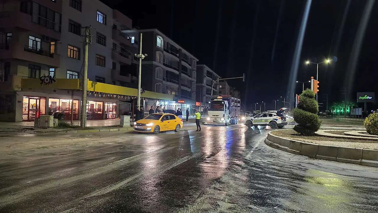 Muğla’da Yola Dökülen Yağ Trafiği Felç Etti, Polis Dubalarla Önlem Aldı 1